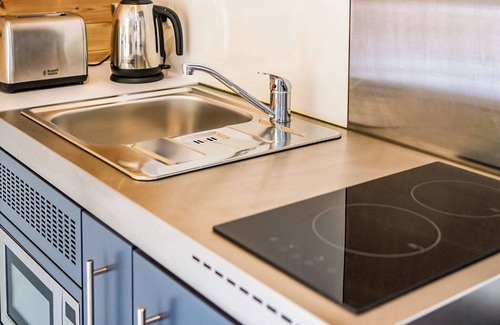 Bumble's Green Cottage | Cozy Studio Retreat with Kitchenette and 10/10 Guest Rating