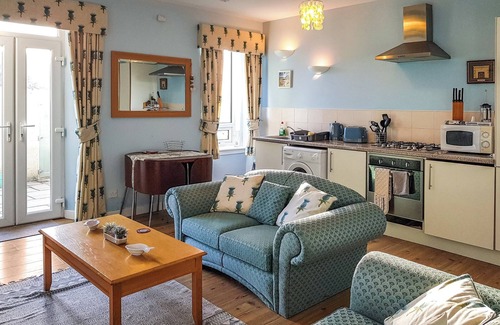 Pittenweem Cottage | Cozy 1 Bedroom Getaway with Oceanfront Views in Anstruther