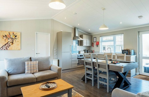 Raywell Ski Chalet | Inviting 2-Bedroom Stay in Raywell, Beverley with Pool