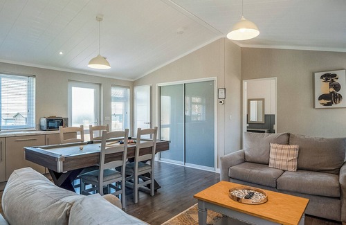Raywell Ski Chalet | Inviting 2-Bedroom Stay in Raywell, Beverley with Pool