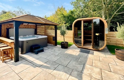 Raywell Ski Chalet | Cozy 1 Bedroom Retreat with Spa and Hot Tub in Raywell