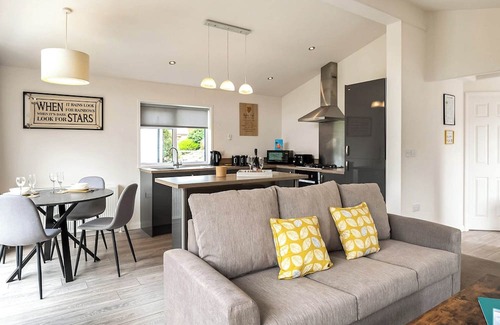 Raywell Ski Chalet | Stylish 1 Bedroom Accommodation with Spa in Raywell, Beverley