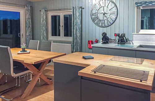 Scawton Ski Chalet | Modern Lodge Retreat: Family-Friendly with Spa & Hot Tub