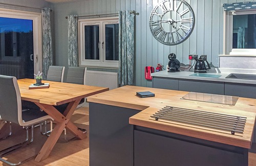 Scawton Ski Chalet | Modern Lodge Retreat: Family-Friendly with Spa & Hot Tub