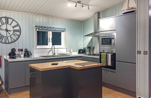 Scawton Ski Chalet | Modern Lodge Retreat: Family-Friendly with Spa & Hot Tub