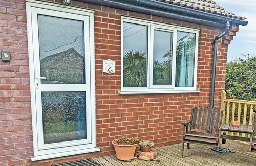 Sea Palling Cottage | Cozy 1 Bedroom Getaway with Ocean View in Happisburgh