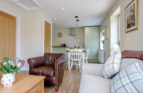 Horncastle Cottage | Idyllic 1 Bedroom Retreat in Roughton with Lake View