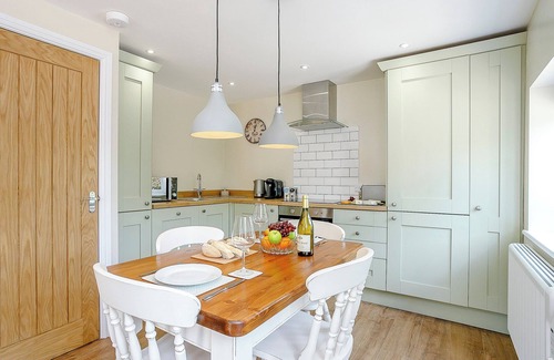 Horncastle Cottage | Idyllic 1 Bedroom Retreat in Roughton with Lake View