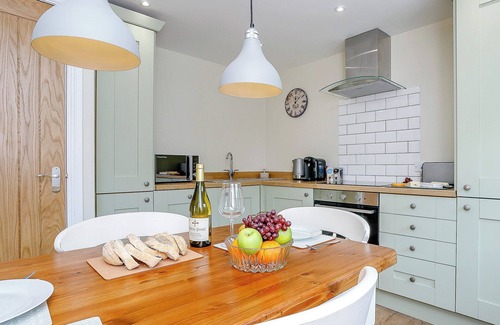 Horncastle Cottage | Idyllic 1 Bedroom Retreat in Roughton with Lake View