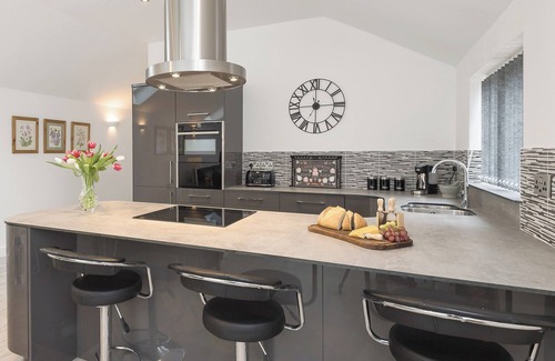 Boughton Cottage | Exceptional 1 Bedroom Retreat in Boughton with Lake View