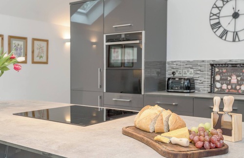 Boughton Cottage | Exceptional 1 Bedroom Retreat in Boughton with Lake View