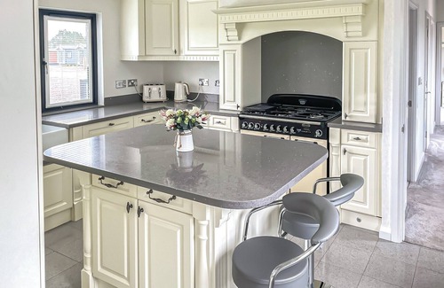 Laurencekirk Ski Chalet | Comfortable 2-Bedroom Stay in Laurenkirk with Spa & Hot Tub