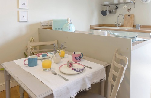 Mortimers Cross Cottage | Cozy 1 Bedroom Stay in Mortimers Cross, Near Leominster