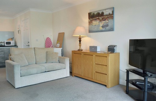 Carlyon Bay Cottage | Cozy 1 Bedroom Retreat in Carlyon Bay with Ocean View