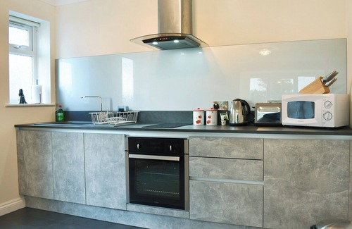 Carlyon Bay Cottage | Cozy 1 Bedroom Retreat in Carlyon Bay with Ocean View