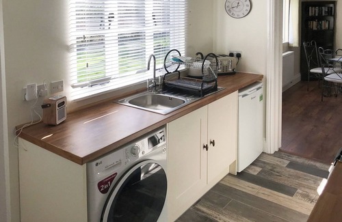 Trowbridge Cottage | Pet-Friendly 1 Bedroom Retreat in Steeple Ashton