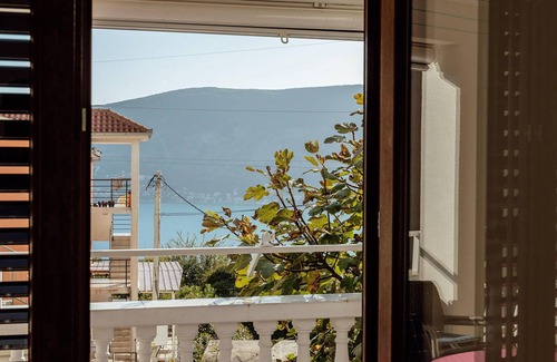 Topla Apartment | Cozy 1 Bedroom Accommodation with Ocean View in Herceg Novi