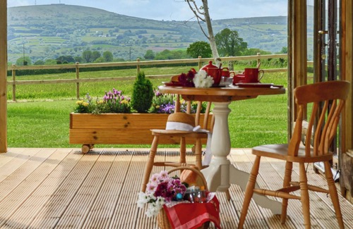 Callington Cottage | Romantic Countryside Lodge with Breakfast & Family-Friendly Perks