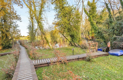 Newmarket Cottage | Cozy 1 Bedroom Accommodation in Cambridge with Breakfast