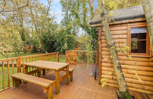 Newmarket Cottage | Cozy 1 Bedroom Accommodation with Lake View in Cambridge