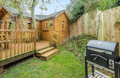 Newmarket Cottage | Cozy 1 Bedroom Accommodation with Lake View in Cambridge
