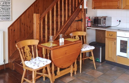 Freethorpe Cottage | Charming Cottage by Reedham River with Scenic Walks