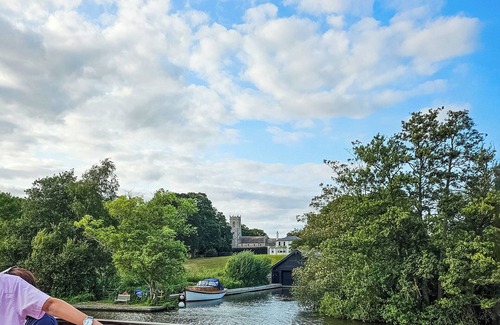Freethorpe Cottage | Charming Cottage by Reedham River with Scenic Walks