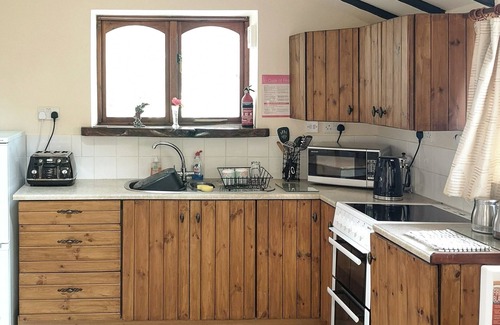 Freethorpe Cottage | Cozy Cottage Near Reedham River Inns with Lake View & Walks