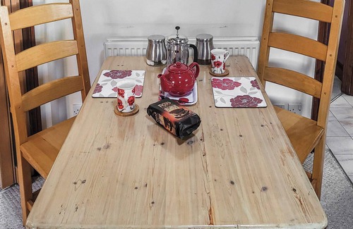 Freethorpe Cottage | Cozy Cottage Near Reedham River Inns with Lake View & Walks