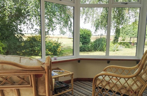 Freethorpe Cottage | Cozy Cottage Near Reedham River Inns with Lake View & Walks