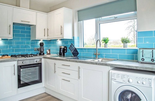 Hoddesdon Cottage | Refurbished Bungalow with Private Garden & Hot Tub Retreat