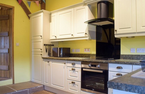 Leominster Cottage | Explore Herefordshire with Family-Friendly Amenities