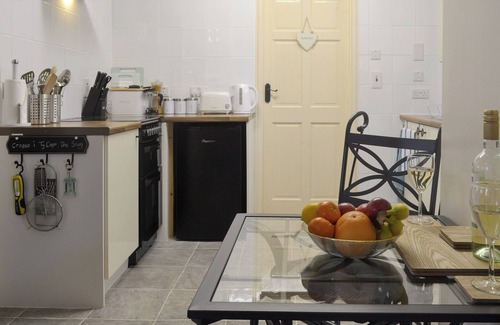 Pen-y-sarn Cottage | Idyllic 1 Bedroom Stay in Pen-y-Sarn with Ocean Views