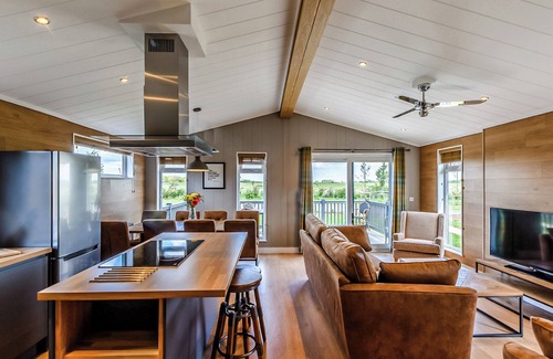 Saintbury Ski Chalet | 1 bedroom accommodation in Snitterfield, Stratford Upon Avon