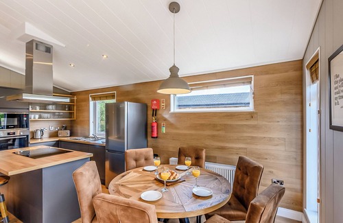 Saintbury Ski Chalet | 1 bedroom accommodation in Snitterfield, Stratford Upon Avon