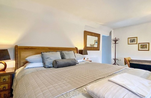 North Tidworth Cottage | Cozy 1 Bedroom Getaway in Salisbury with Breakfast Included