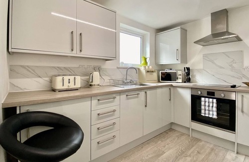 North Tidworth Cottage | Cozy 1 Bedroom Getaway in Salisbury with Breakfast Included