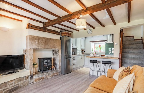 Hoylandswaine Cottage | Comfortable 1 Bedroom Stay in Sheffield with Great Amenities