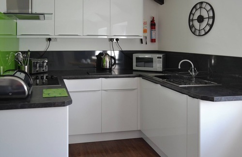 High Street Cottage | Pet-Friendly 1 Bedroom Retreat with Ocean Views in St Austell