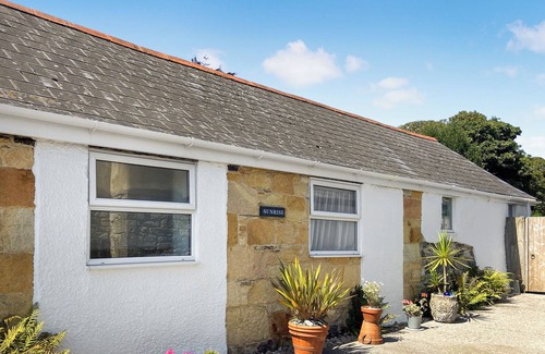 High Street Cottage | Pet-Friendly 1 Bedroom Retreat with Ocean Views in St Austell
