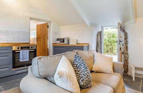Penzance Cottage | Oceanfront 1 Bedroom Stay in Buryas Bridge, Penzance
