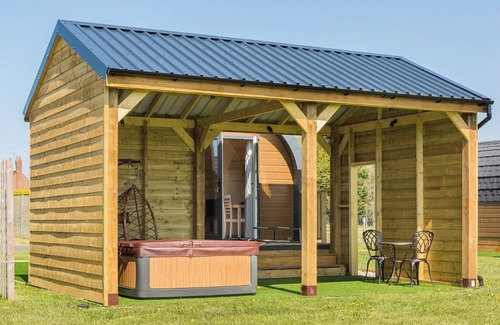 Coleford Cottage | Inviting 1 Bedroom Retreat with Spa & Hot Tub in Pershore