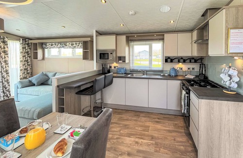 Pershore House | Inviting 2 Bedroom Accommodation with Lake View in Pershore