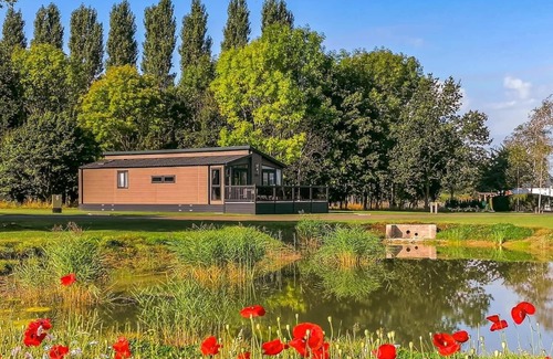Pershore House | Inviting 2 Bedroom Accommodation with Lake View in Pershore
