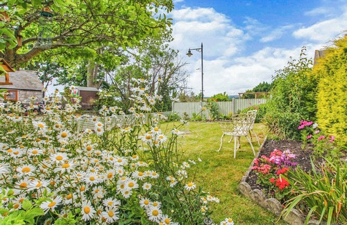 Rhuddlan Cottage | Cozy 1 Bedroom Retreat in Rhuddlan with Ocean Views