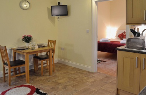 Rochester Cottage | Charming 1 Bedroom Retreat in High Halstow with Ocean View