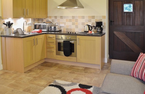 Rochester Cottage | Charming 1 Bedroom Retreat in High Halstow with Ocean View