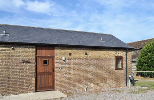 Rochester Cottage | Charming 1 Bedroom Retreat in High Halstow with Ocean View