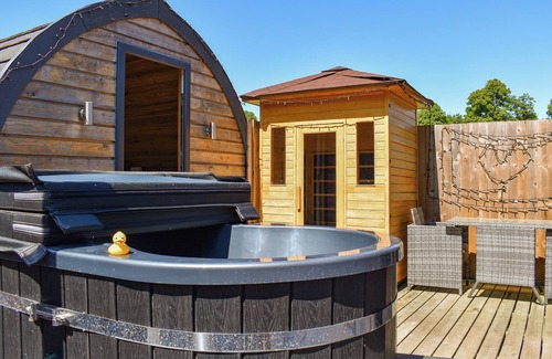 Thetford Ski Chalet | 1 bedroom accommodation in Thetford