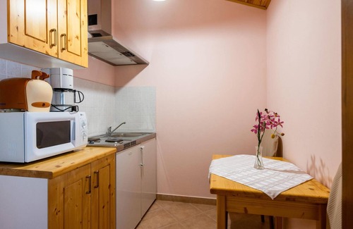 Martinski Apartment | Cozy 1 Bedroom Retreat in Martinski with Pool & Spa
